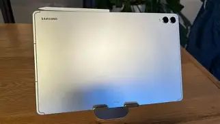 Apple Ipados 26 vs Samsung Galaxy Tab S11 Review: Performance, Price, and Verdict